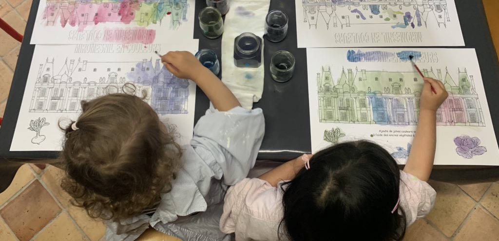 Les enfants utilisent les aquarelles végétales.