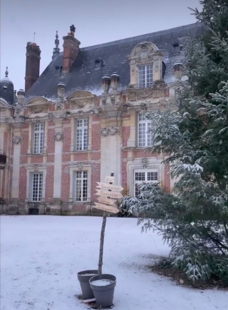 image du château de Miroemsnil enneigé pendant le marché de Noël.