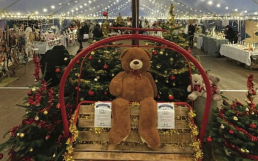 ourse en peluche au milieu du marché de Noël