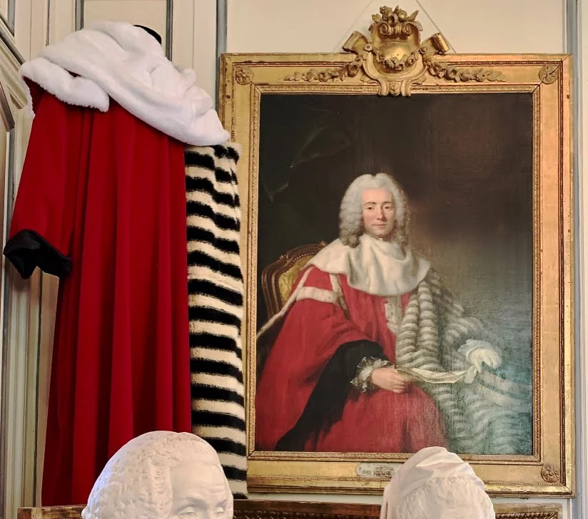 Portrait ancien et costume d’apparat exposés au Château de Miromesnil