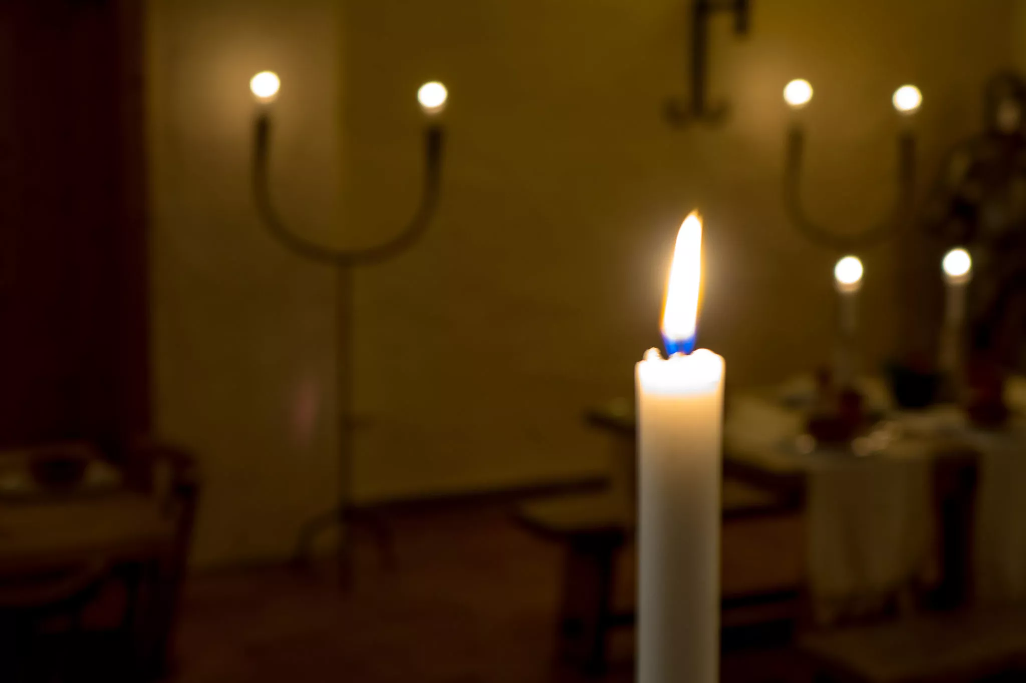 Bougie allumée dans une salle du Château de Miromesnil